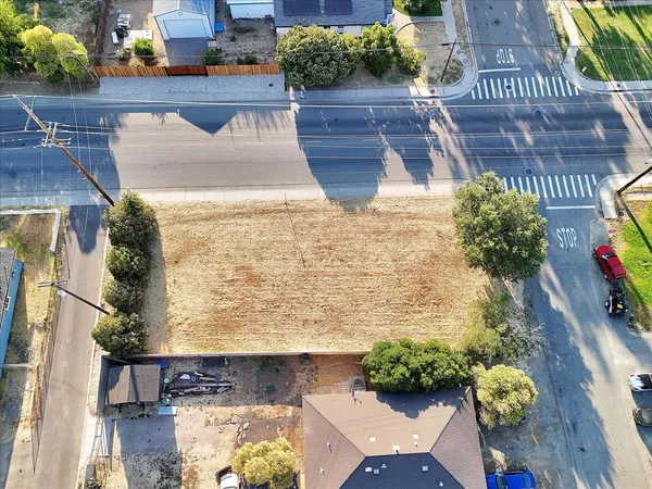 a view of a backyard of the house