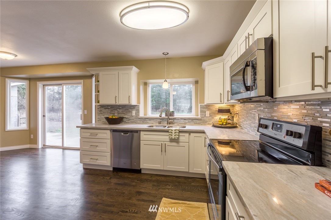 19511 Cook Road Southeast Yelm, WA 98597 - Photo 7 of 25 Gallery Image 7
