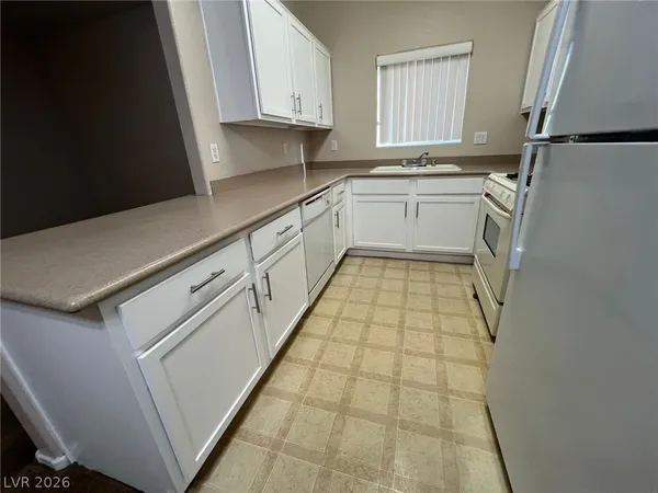 $1,500 | 2291 West Horizon Ridge Parkway, Unit 4222, Henderson, NV 89052