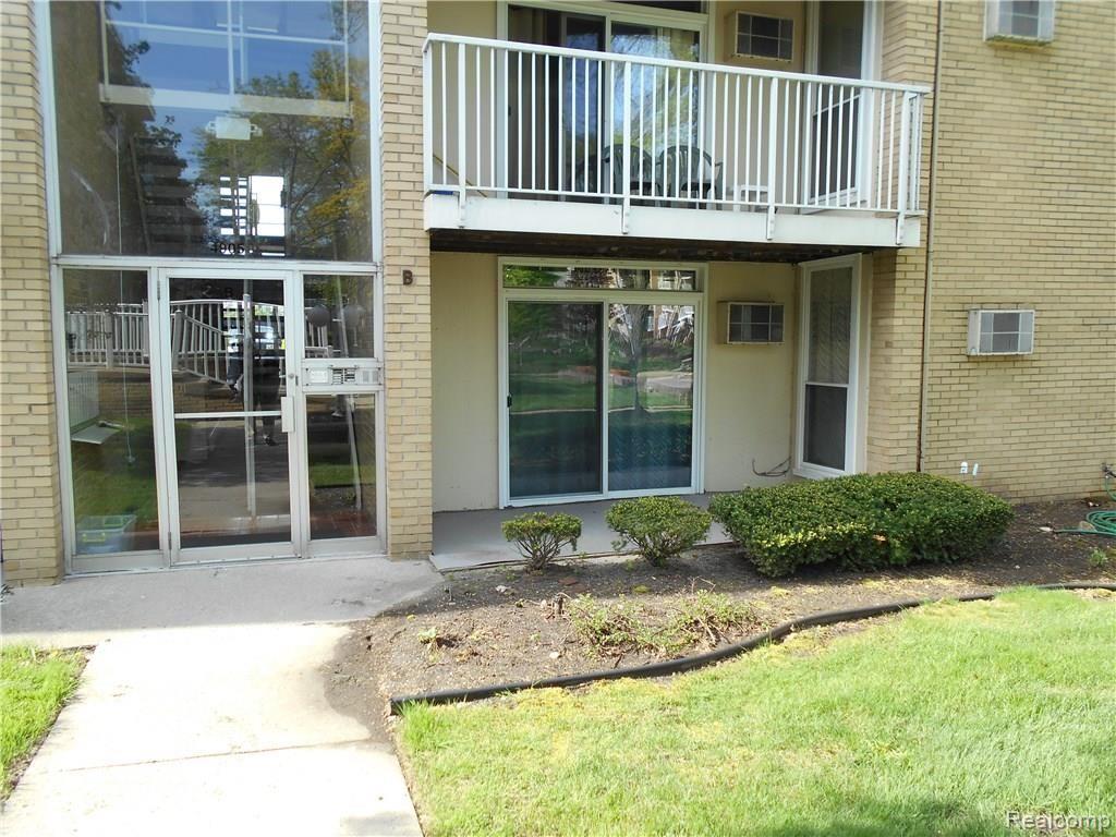 4905 Crooks Road, Unit 65 Royal Oak, MI 48073 - Photo 3 of 15 4905 Crooks Unit 65_03.JPG