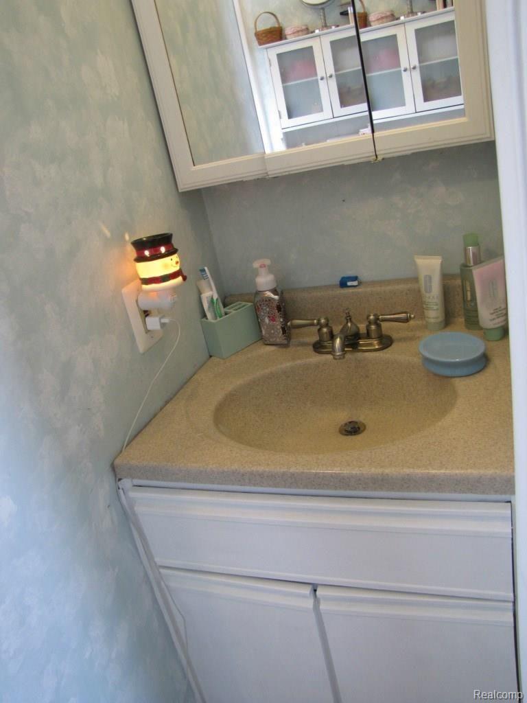 2933 Harvey Street Rochester, MI 48309 - Photo 24 of 38 Master Bath