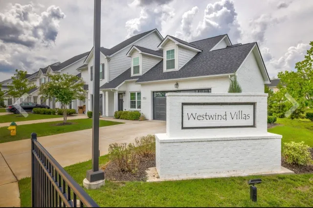 a view of a house with yard and street