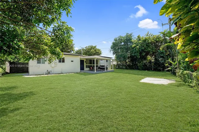 a view of a house with backyard and garden