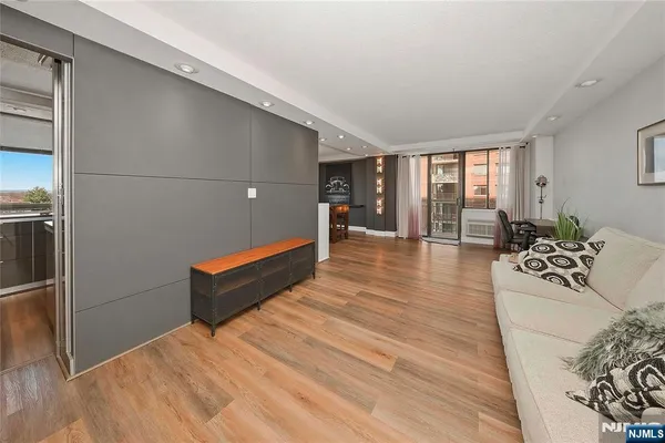 $2,600 | 151 Prospect Avenue, Unit 6C, Hackensack, NJ 07601