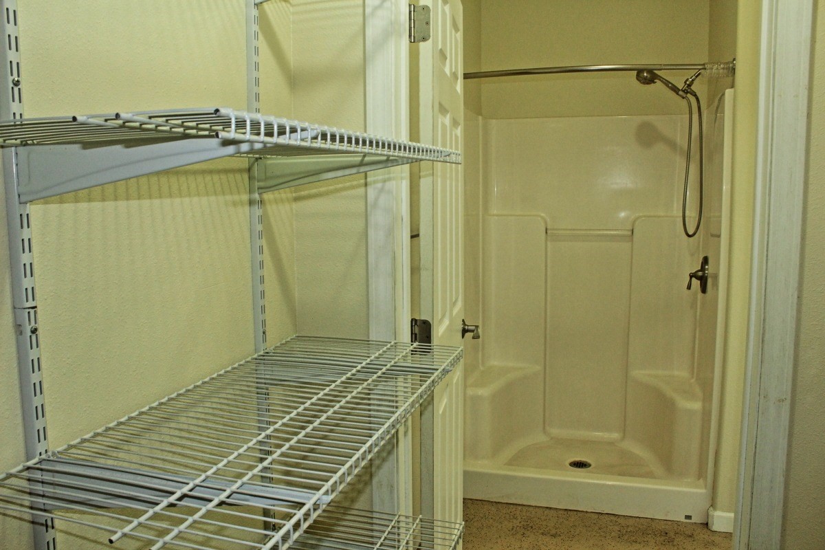 18-1354 Nichols Rd Mountain View Mountain View, HI 96771 - Photo 20 of 30 a bathroom with a shower