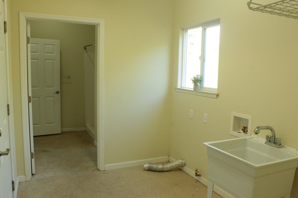 18-1354 Nichols Rd Mountain View Mountain View, HI 96771 - Photo 21 of 30 a bathroom with a sink a toilet and a tub