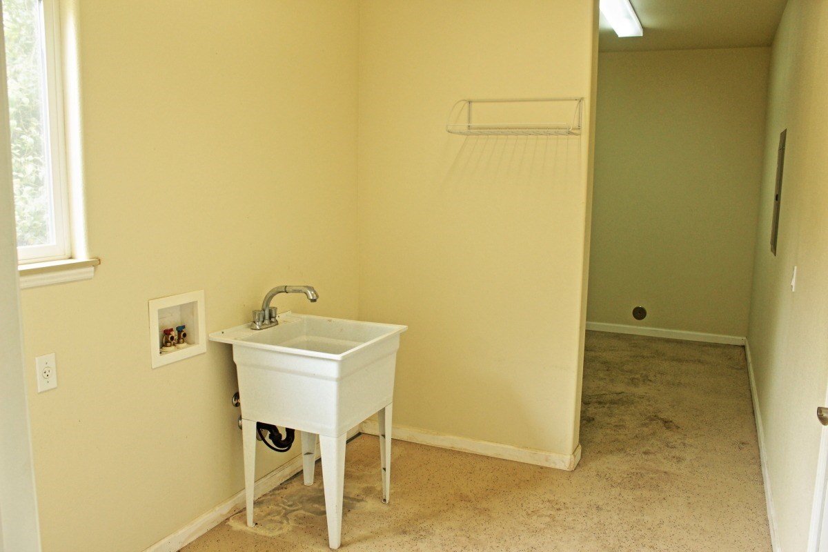 18-1354 Nichols Rd Mountain View Mountain View, HI 96771 - Photo 22 of 30 a bathroom with a sink and a mirror