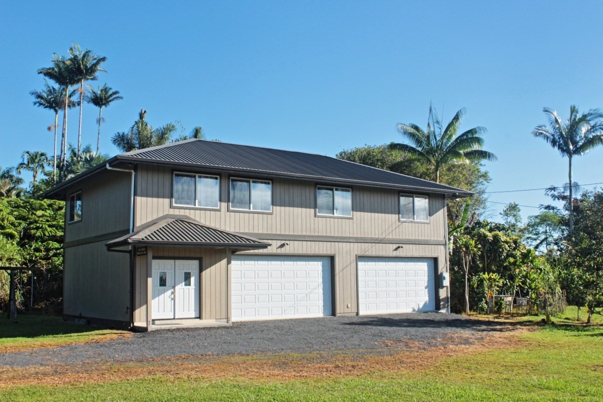 18-1354 Nichols Rd Mountain View Mountain View, HI 96771 - Photo 3 of 30 a front view of a house with a garden