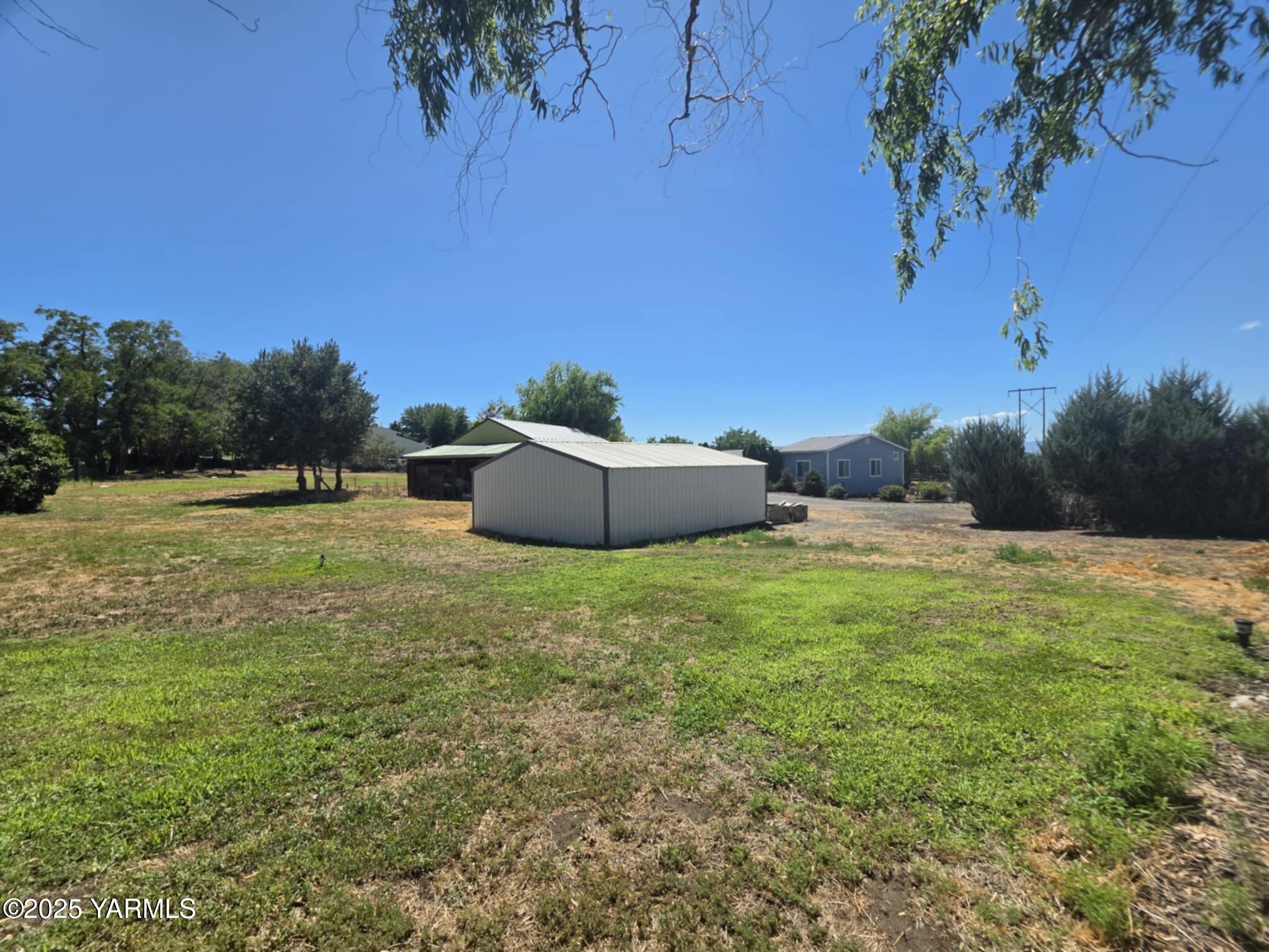 5202 Norman Road Yakima, WA 98901 - Photo 13 of 48 a backyard of a house with lots of green space