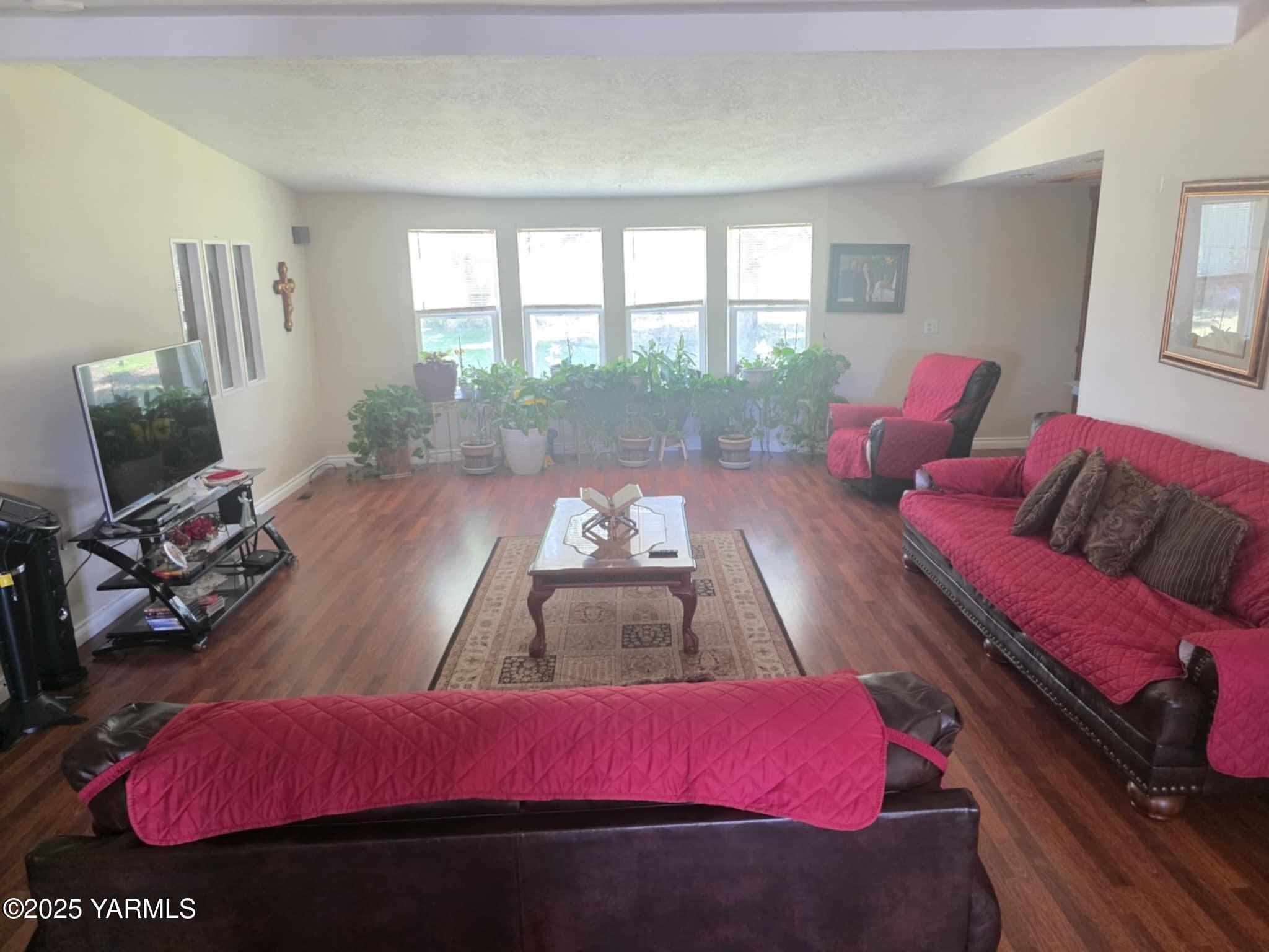 5202 Norman Road Yakima, WA 98901 - Photo 23 of 48 a living room with furniture and a large window