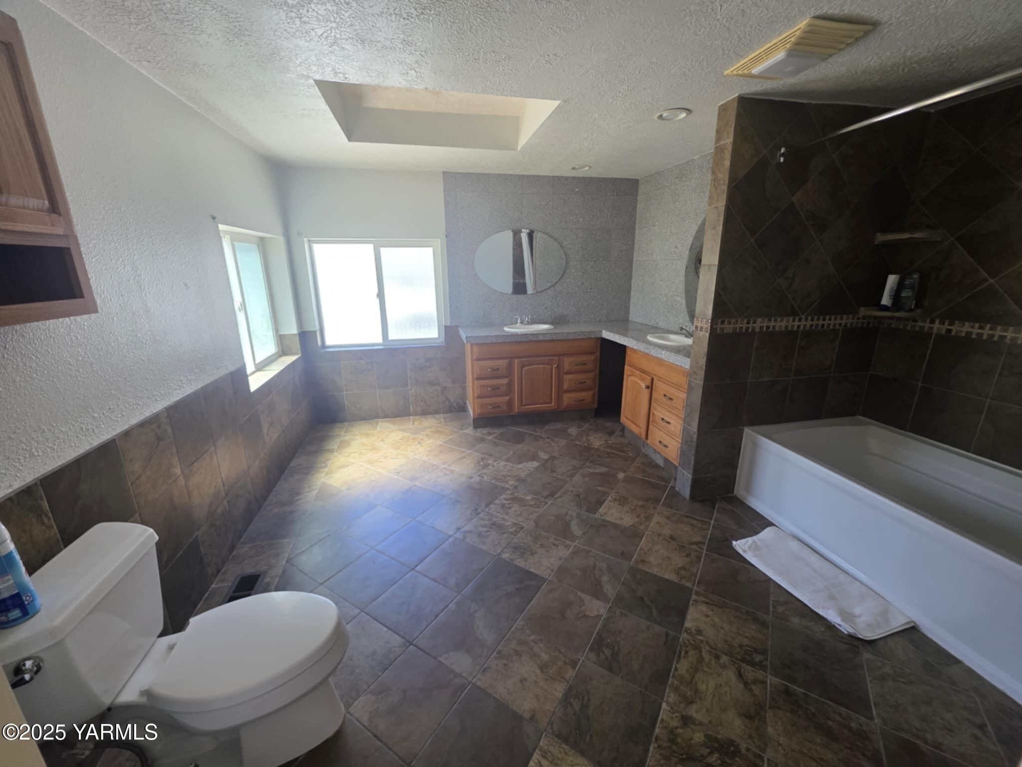 5202 Norman Road Yakima, WA 98901 - Photo 30 of 48 a bathroom with a toilet bathtub and sink