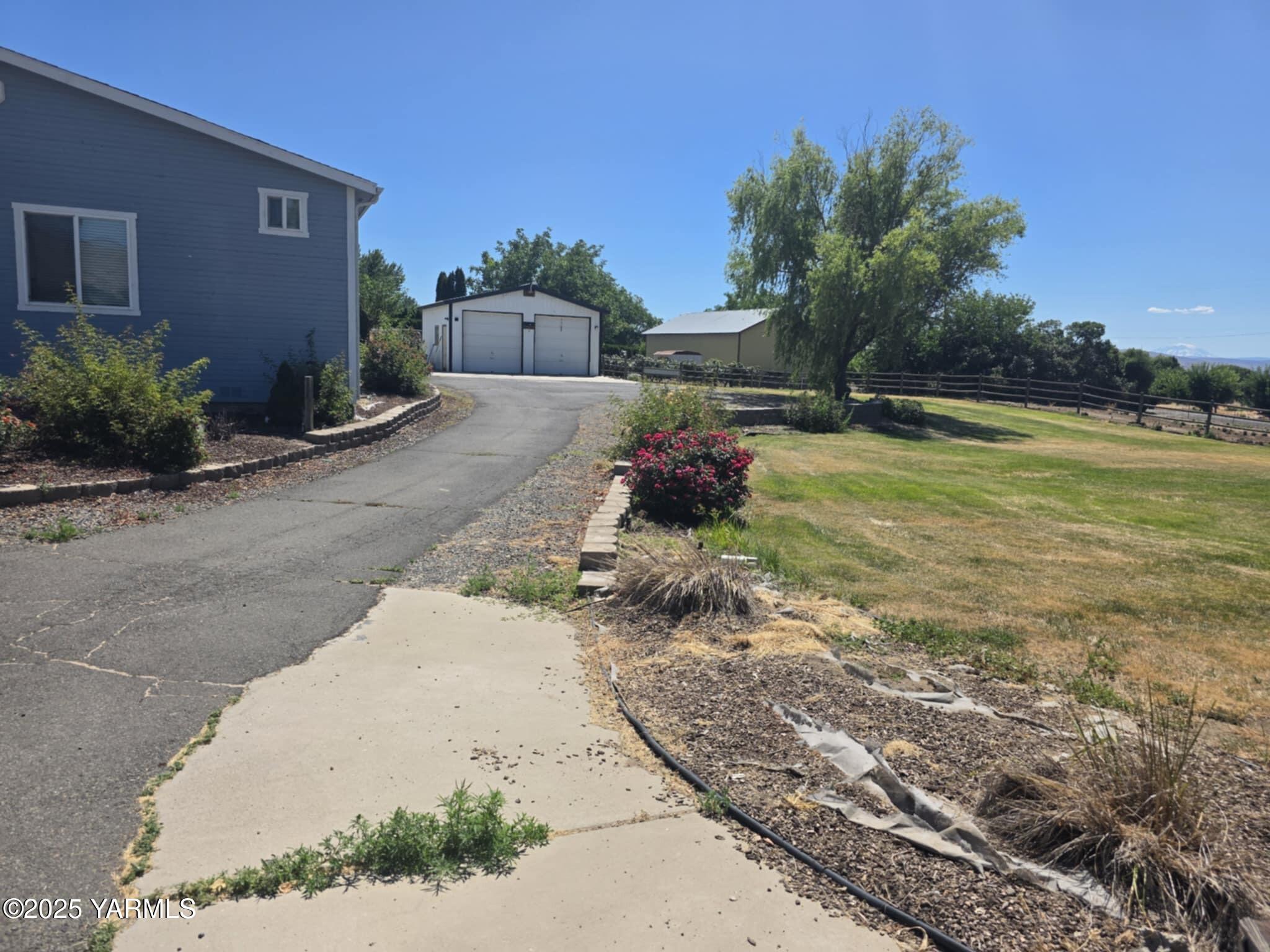 5202 Norman Road Yakima, WA 98901 - Photo 3 of 48 a view of a backyard