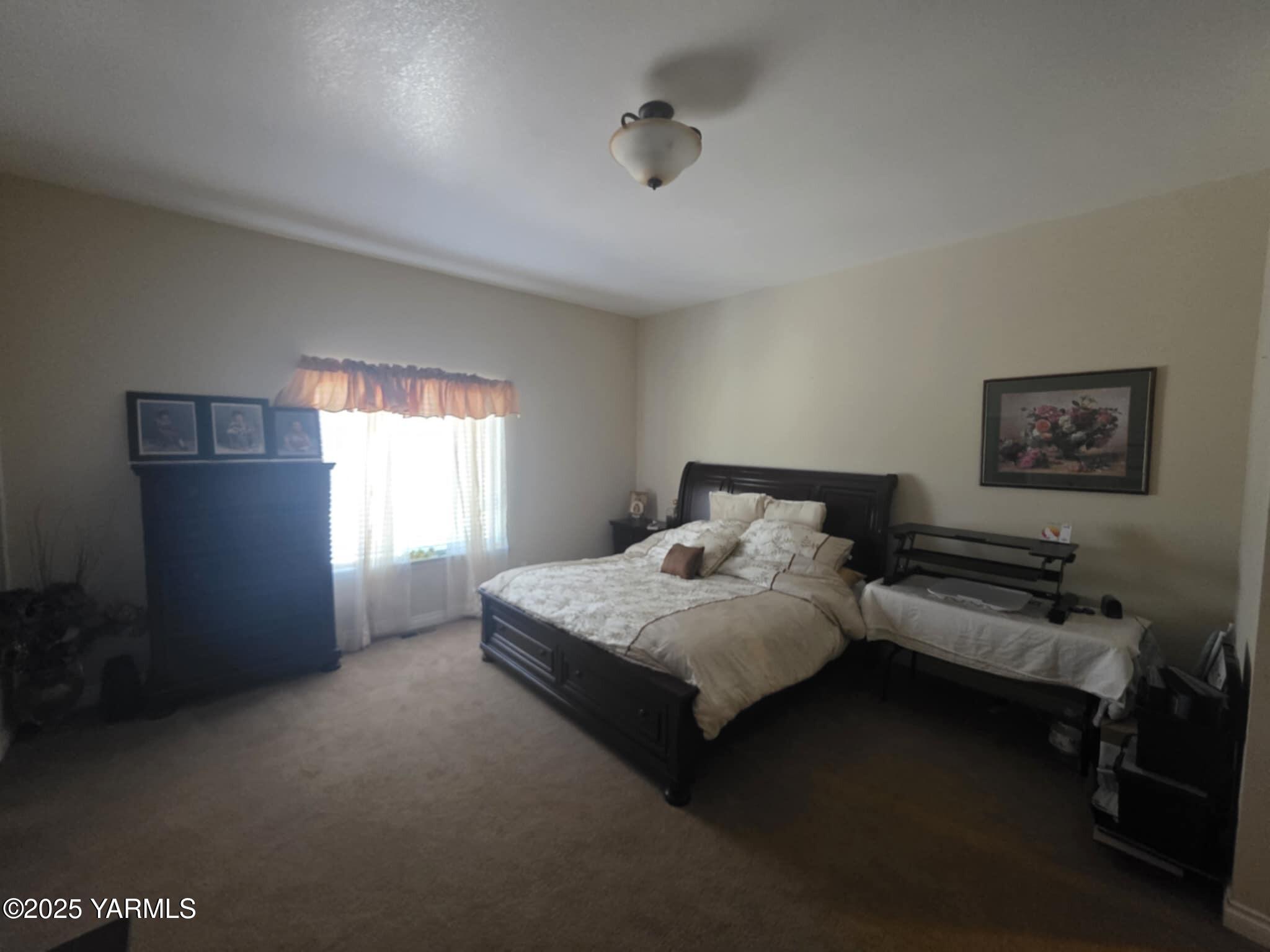 5202 Norman Road Yakima, WA 98901 - Photo 31 of 48 a bedroom with bed and window