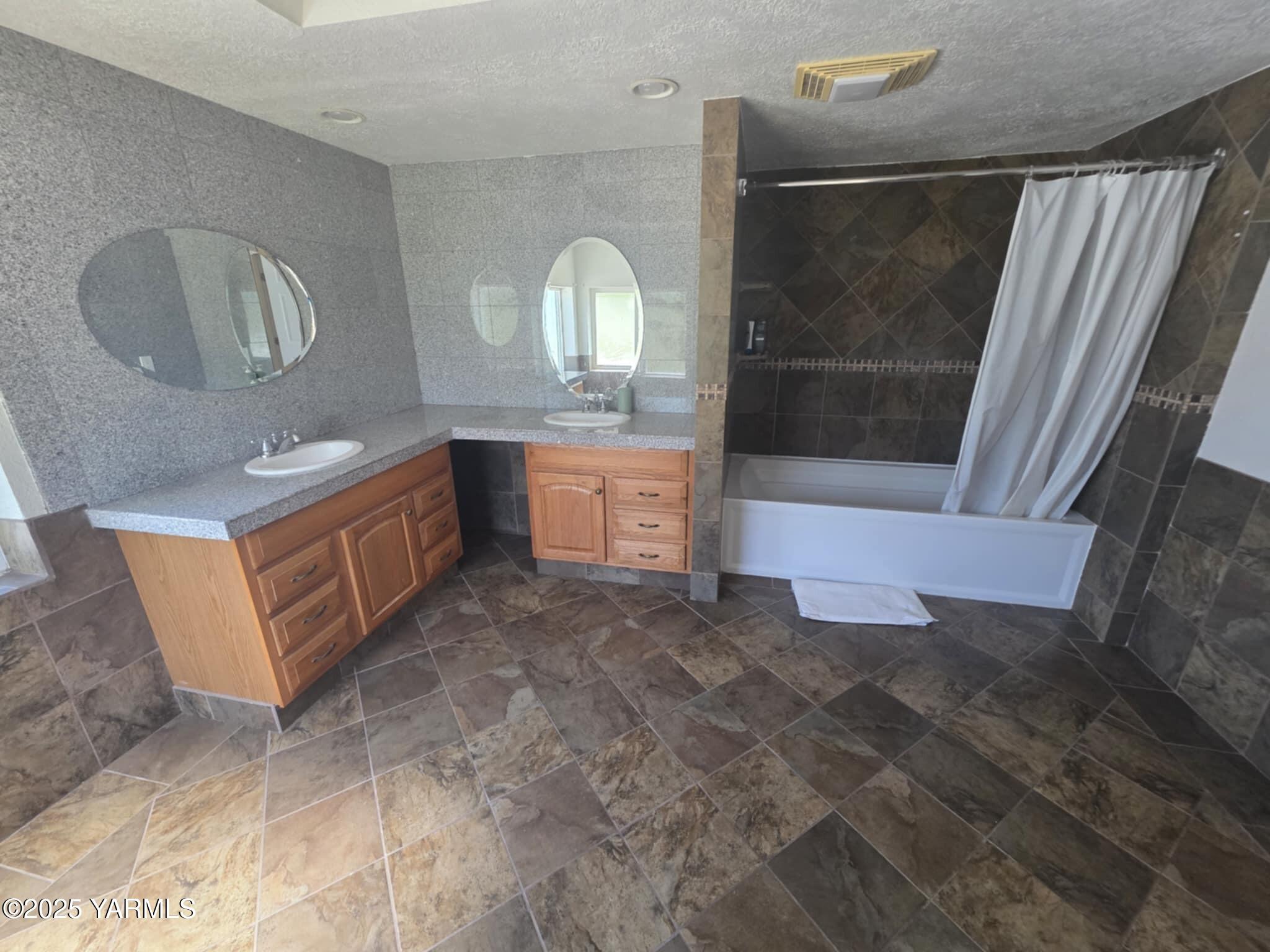 5202 Norman Road Yakima, WA 98901 - Photo 32 of 48 a bathroom with a sink a mirror and a bathtub