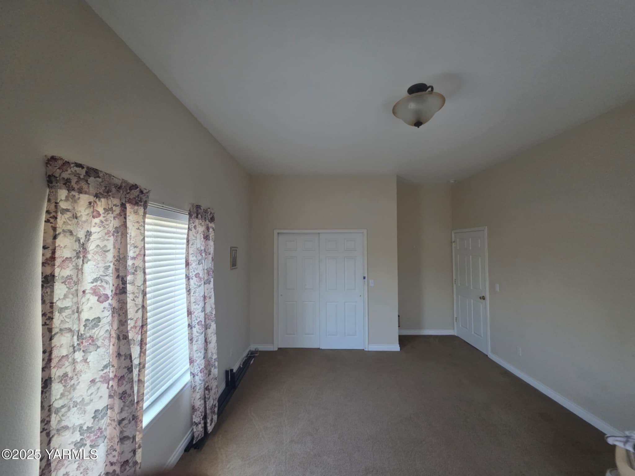 5202 Norman Road Yakima, WA 98901 - Photo 33 of 48 an empty room with a empty space and windows