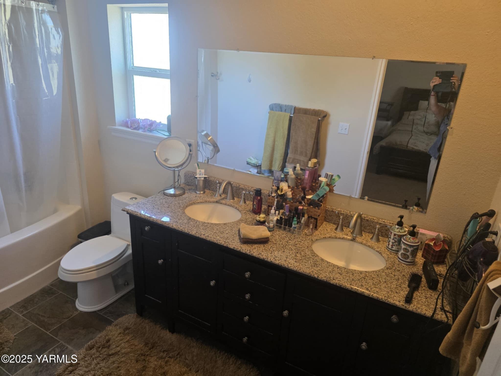 5202 Norman Road Yakima, WA 98901 - Photo 34 of 48 a bathroom with a sink vanity and a mirror