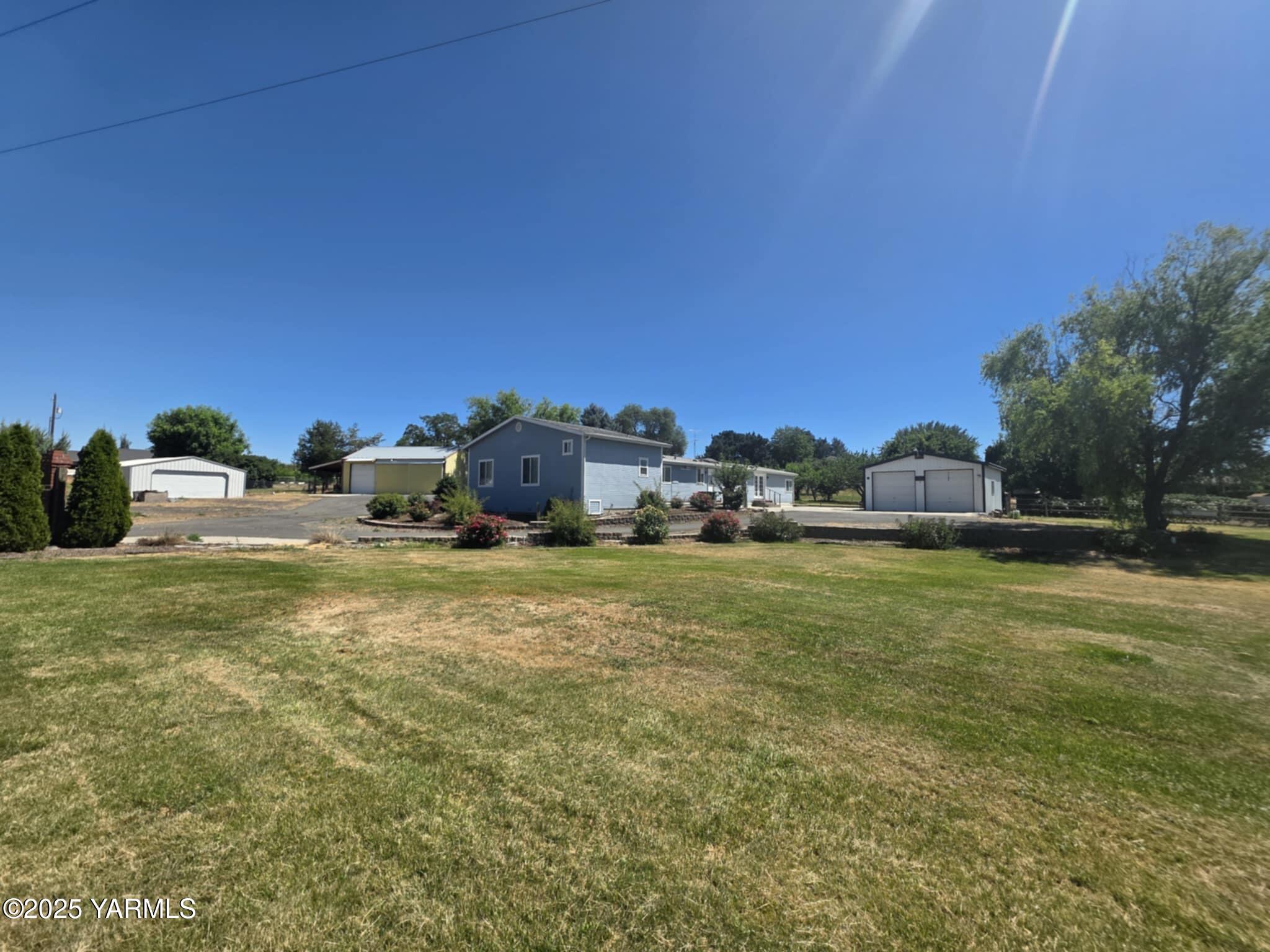 5202 Norman Road Yakima, WA 98901 - Photo 36 of 48 a view of a water fountain and an outdoor space