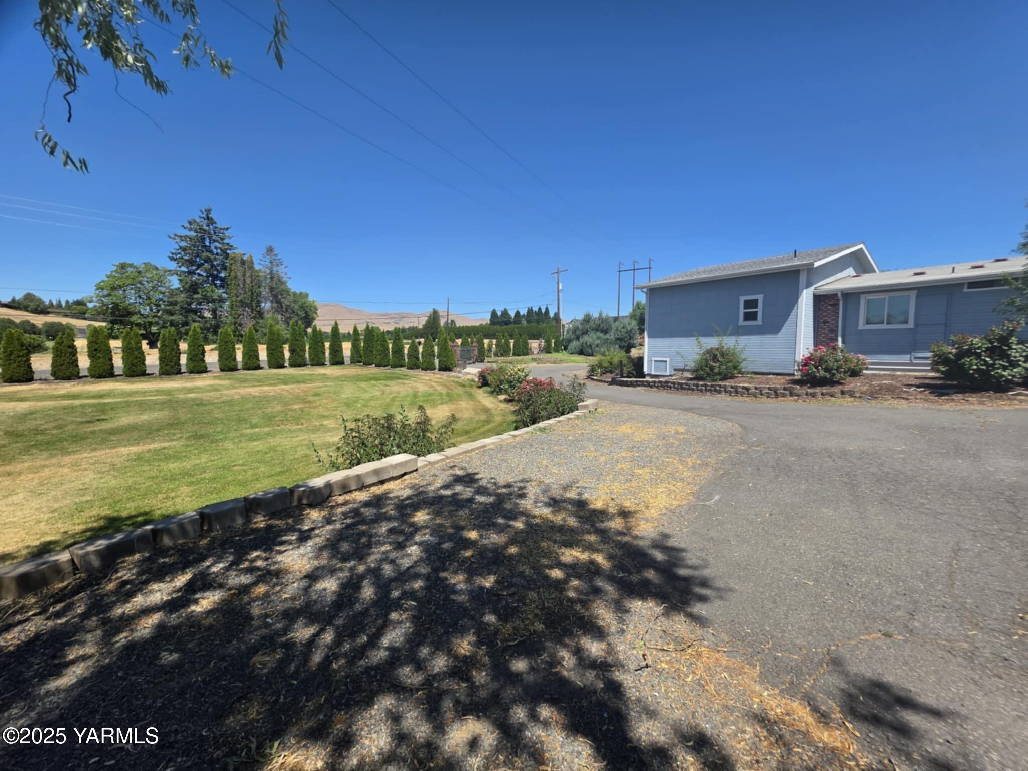 5202 Norman Road Yakima, WA 98901 - Photo 38 of 48 a view of a house with a big yard