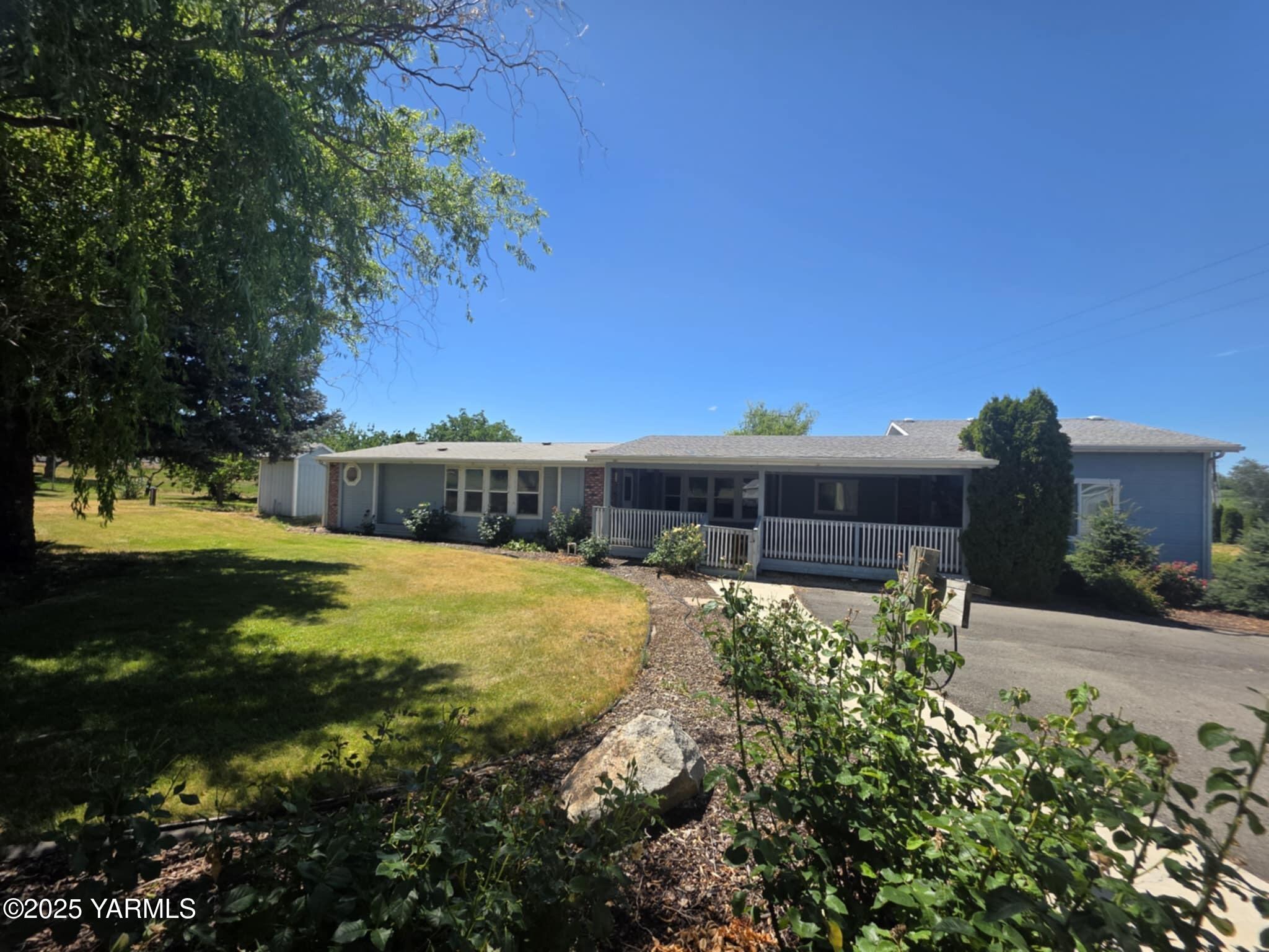 5202 Norman Road Yakima, WA 98901 - Photo 41 of 48 a swimming pool with outdoor seating and yard