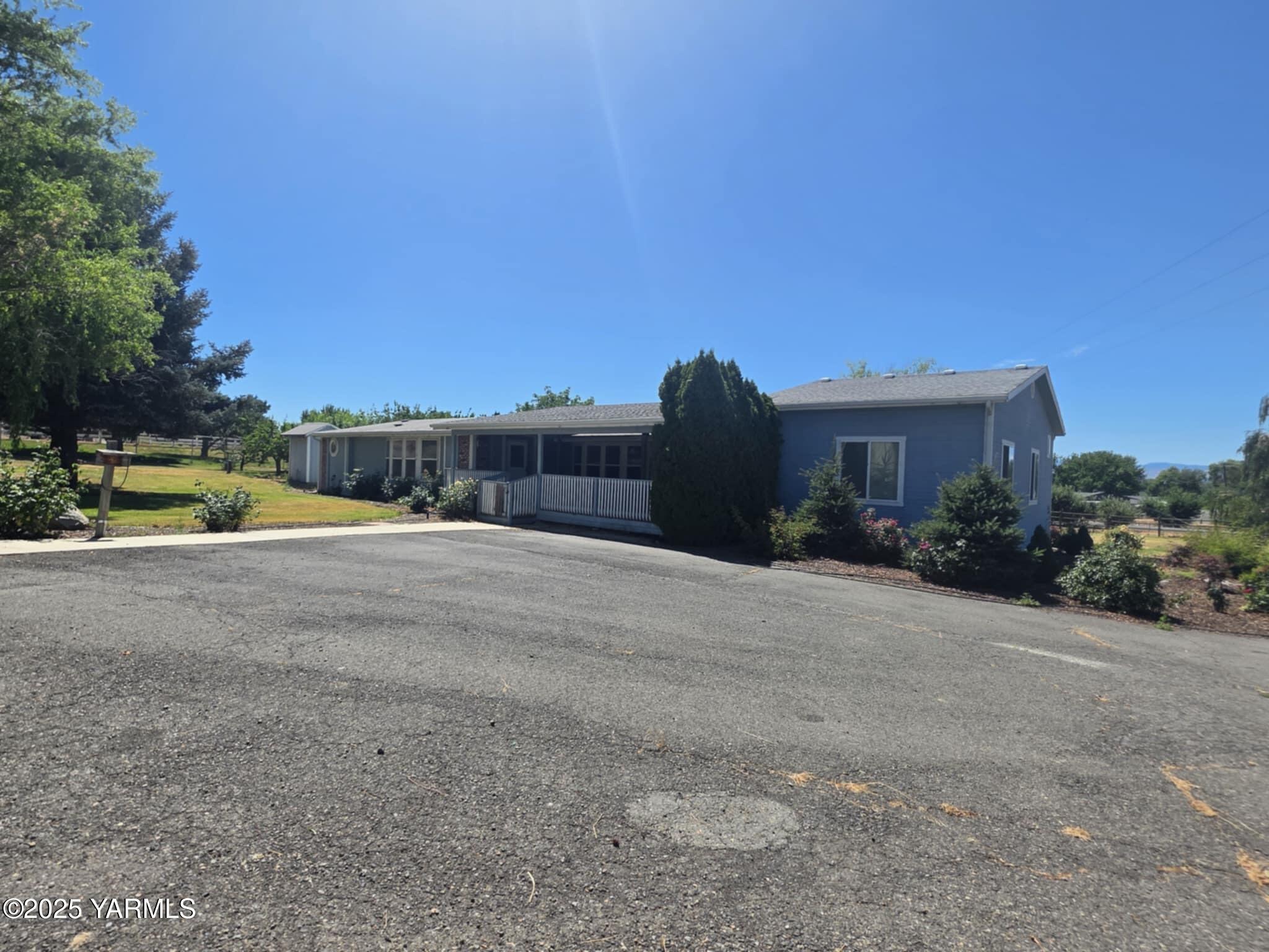 5202 Norman Road Yakima, WA 98901 - Photo 42 of 48 a view of an outdoor space and a yard
