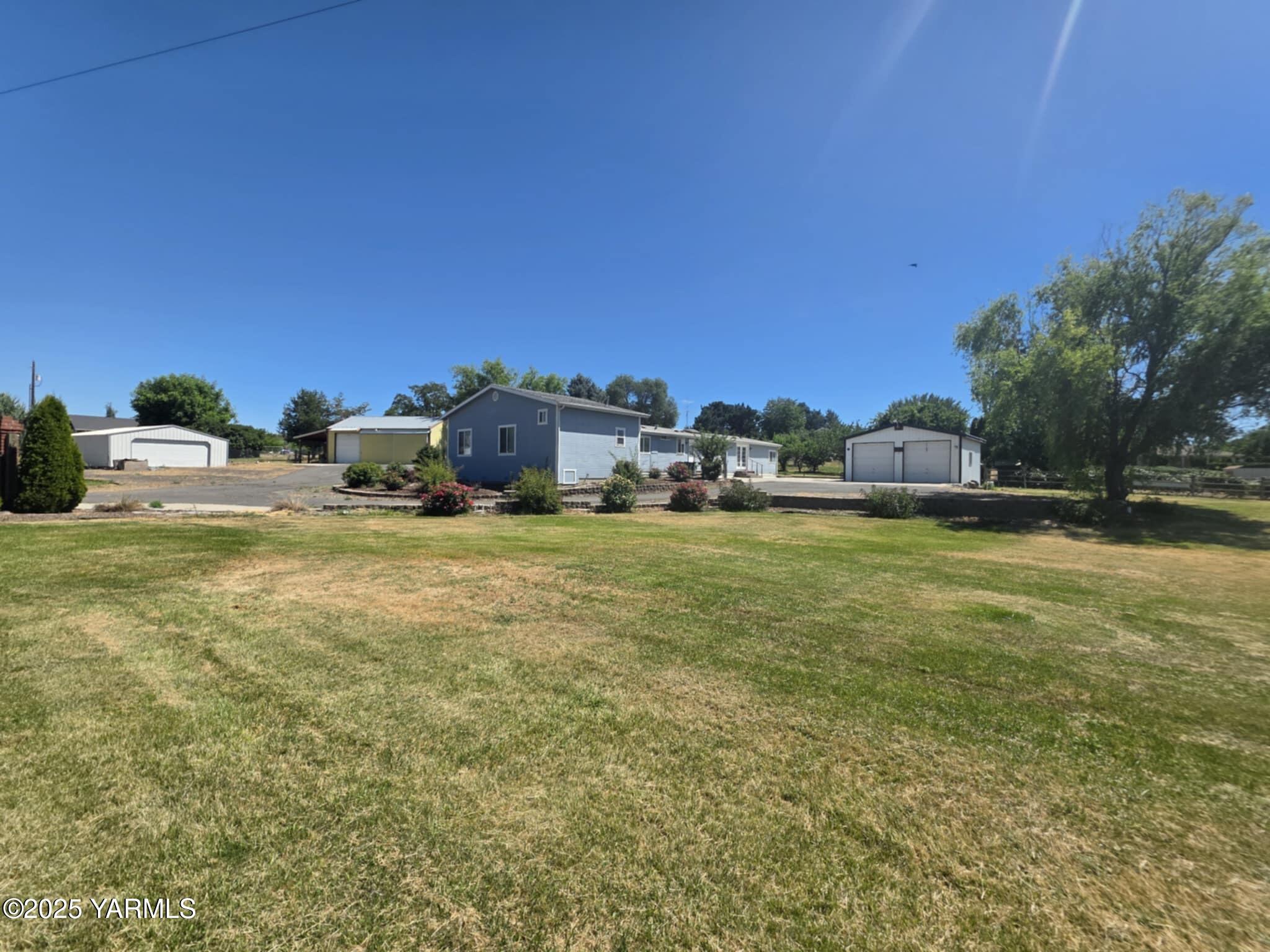 5202 Norman Road Yakima, WA 98901 - Photo 44 of 48 a view of a yard with an outdoor space