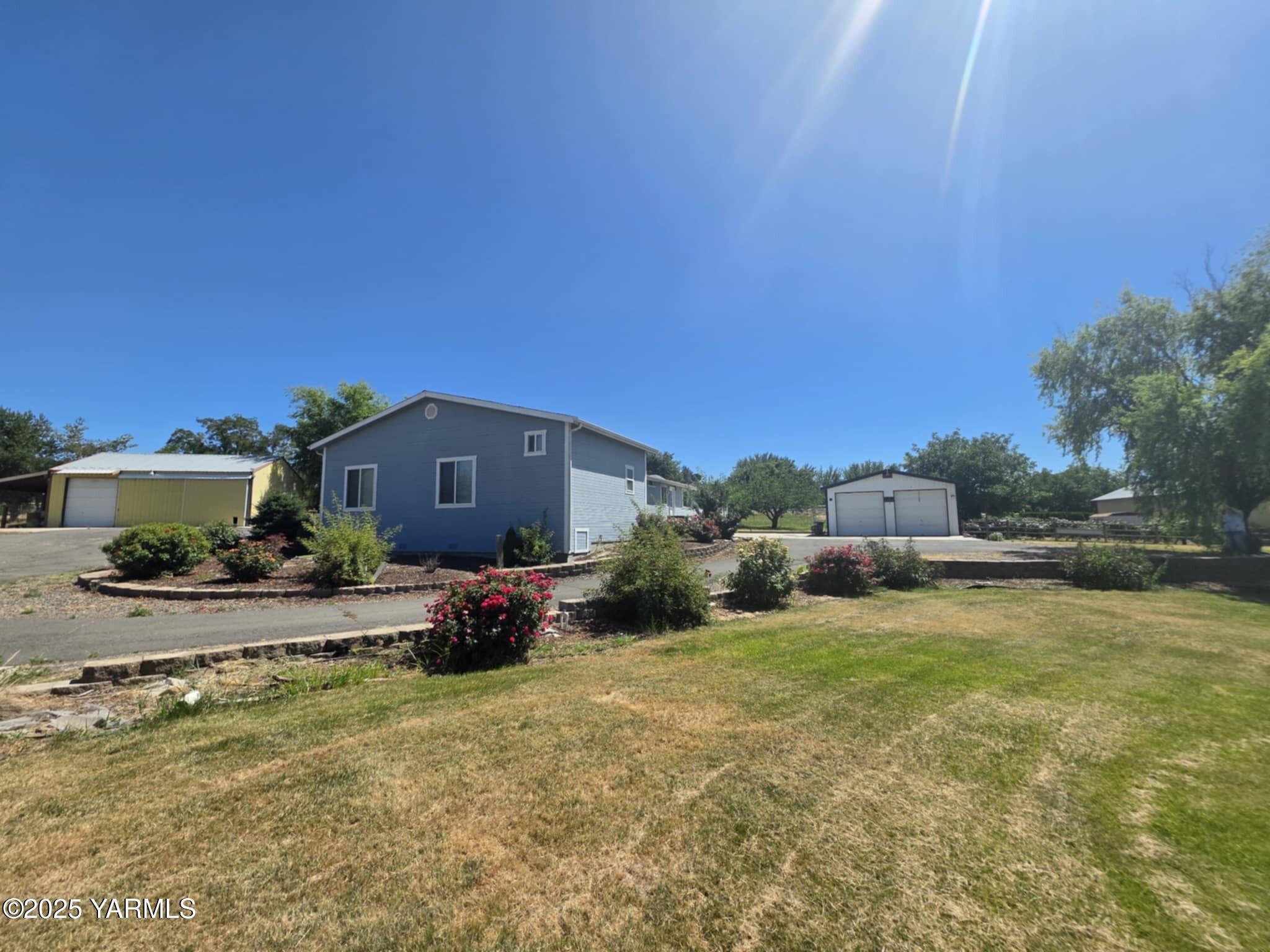 5202 Norman Road Yakima, WA 98901 - Photo 45 of 48 a view of a house with backyard and garden