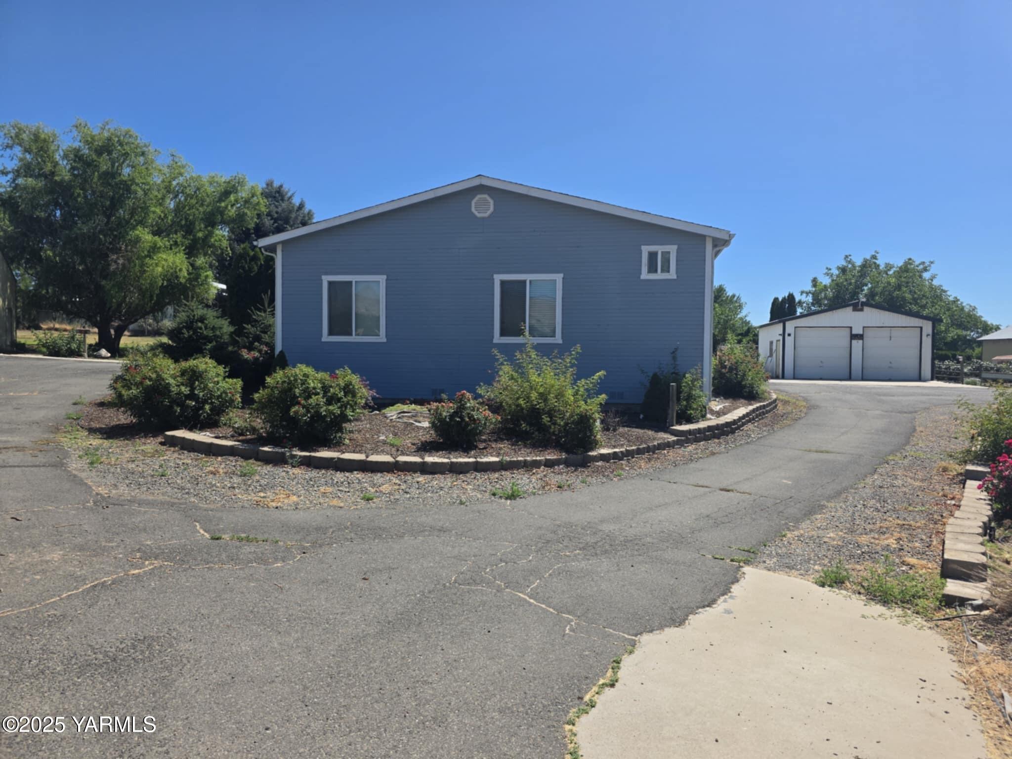 5202 Norman Road Yakima, WA 98901 - Photo 46 of 48 a front view of a house with a yard