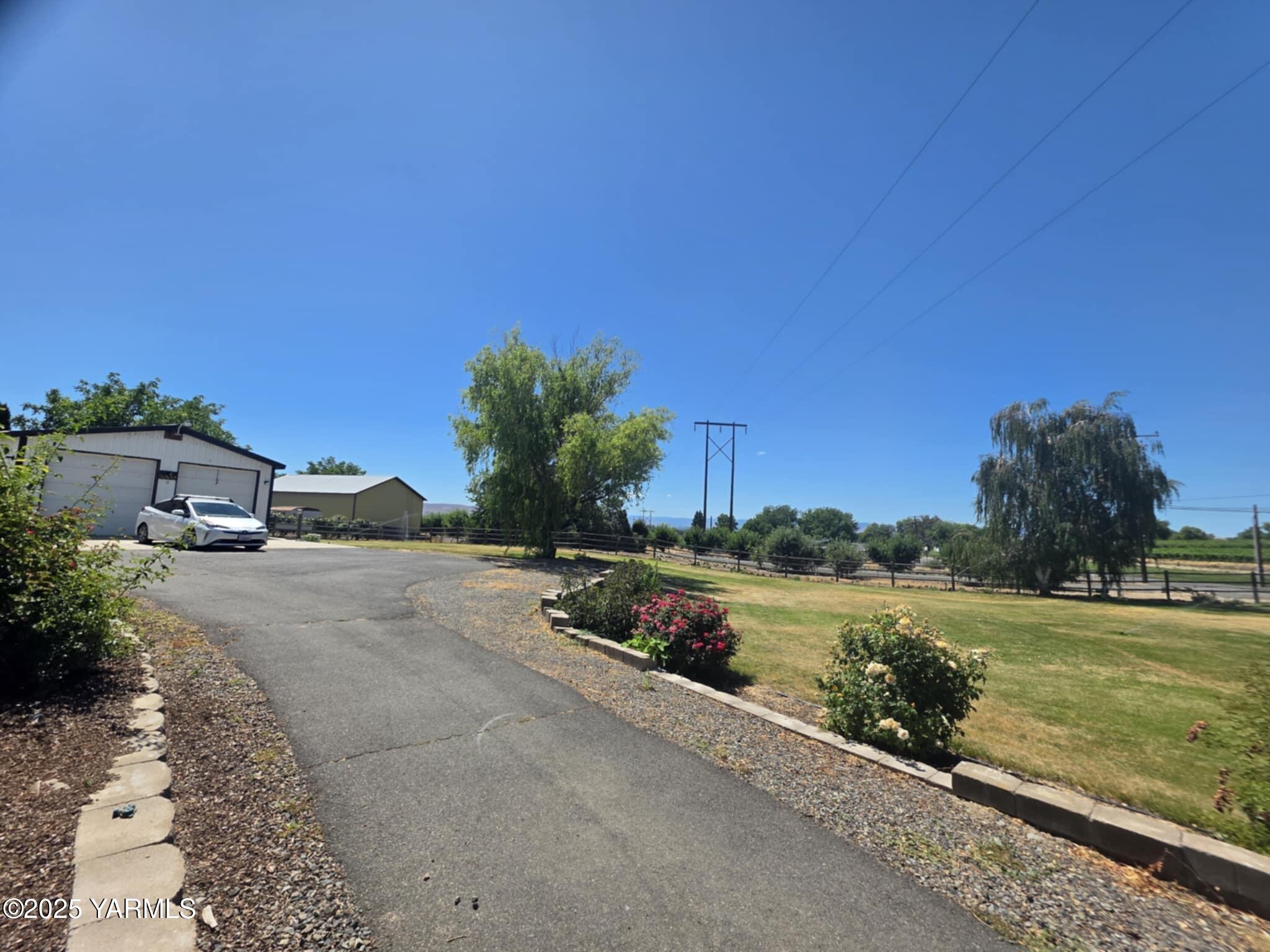 5202 Norman Road Yakima, WA 98901 - Photo 47 of 48 a view of a lake with houses