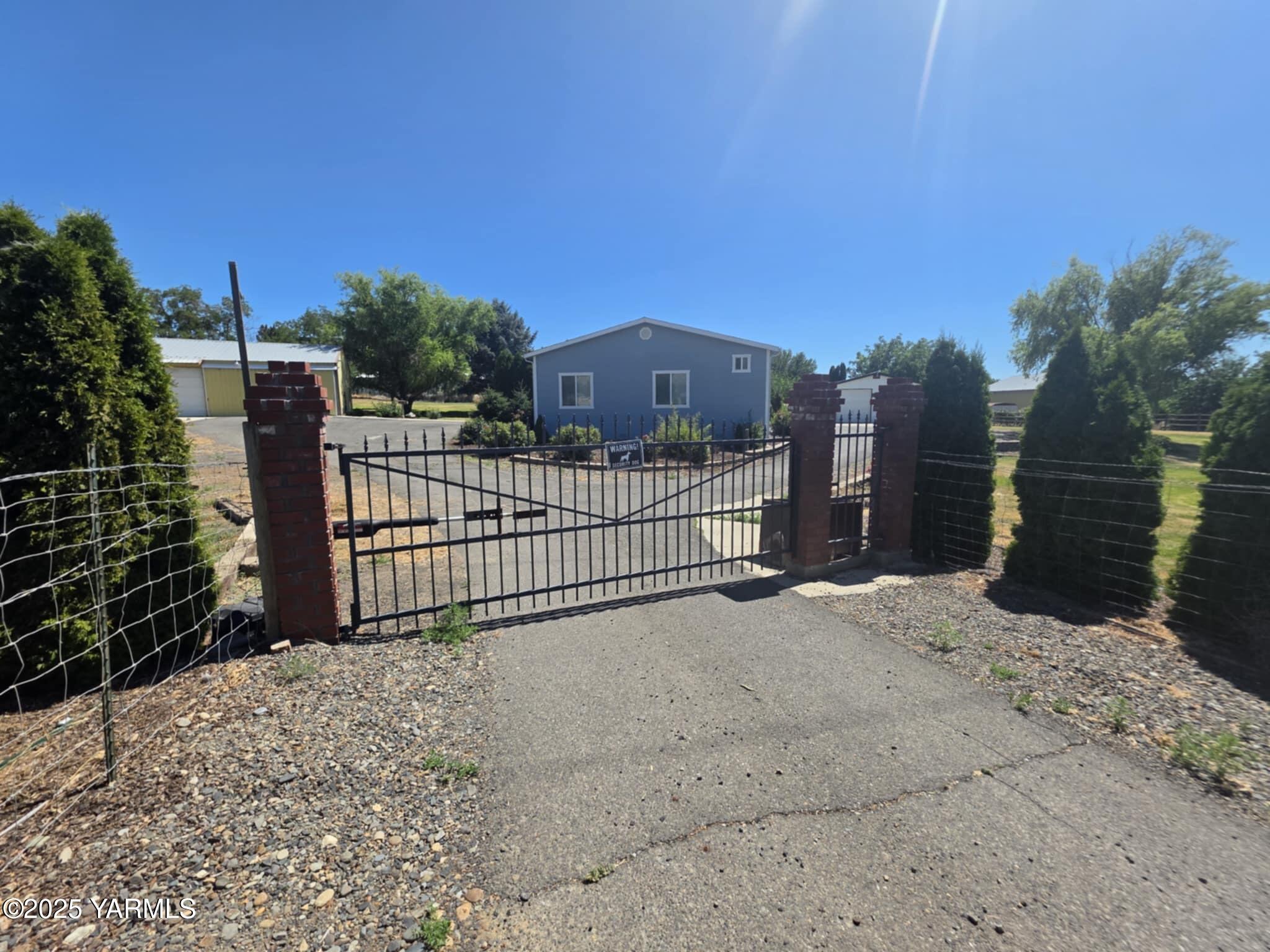 5202 Norman Road Yakima, WA 98901 - Photo 48 of 48 a view of a fence in front of a house