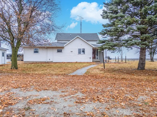 $310,000 | 4043 North 3000 E Road, Strawn, IL 61775