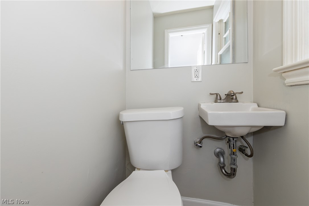 1604 Holmden Road Cleveland, OH 44121 - Photo 12 of 30 Gallery Image 12