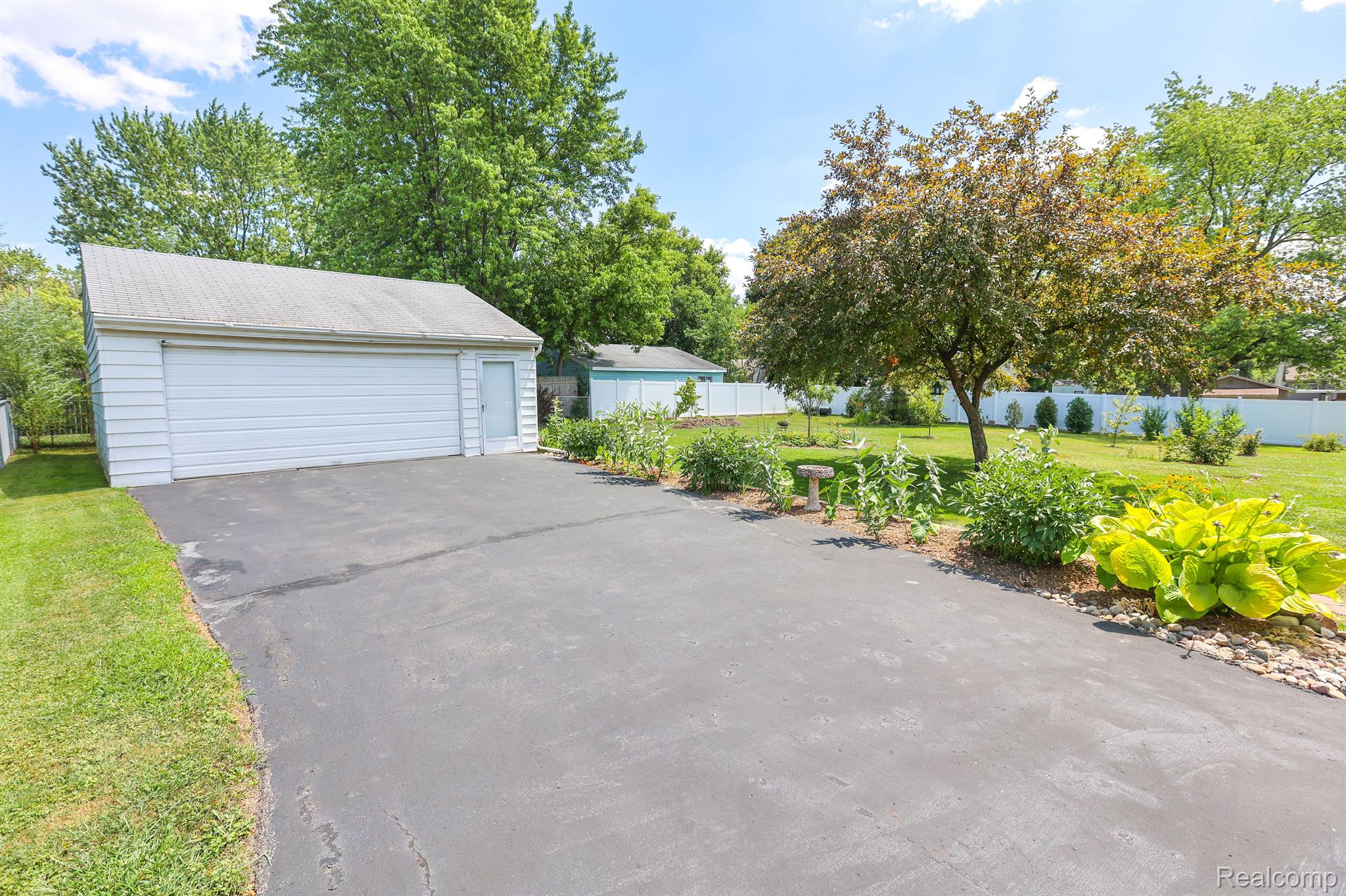 2083 Dutcher Road Flint, MI 48532 - Photo 19 of 24 Gallery Image 19