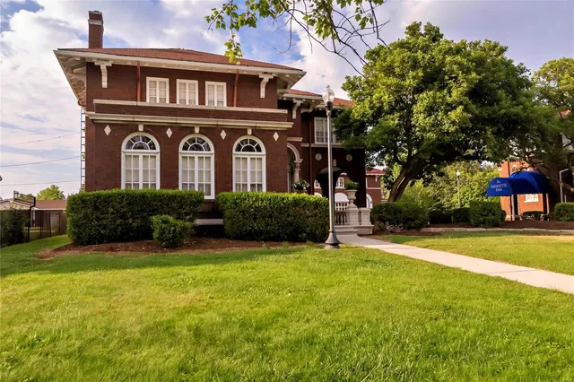 $695,000 | 202 Poplar Street, Harrisburg, IL 62946