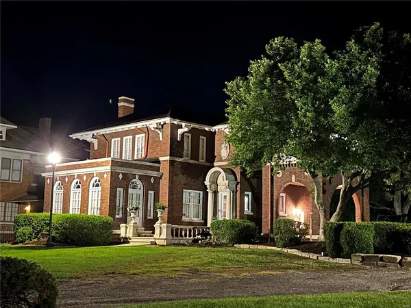 $695,000 | 202 Poplar Street, Harrisburg, IL 62946