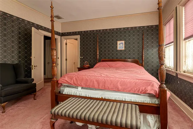 $695,000 | 202 Poplar Street, Harrisburg, IL 62946