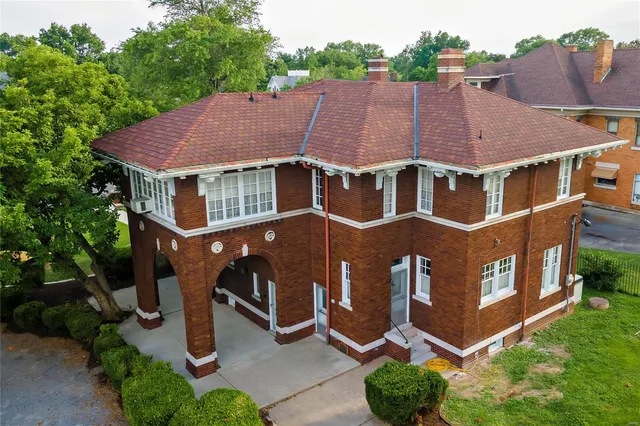 $695,000 | 202 Poplar Street, Harrisburg, IL 62946