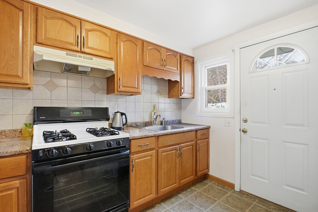 19 Manor Court, Unit 19 Springfield, MA 01118 - Photo 9 of 21