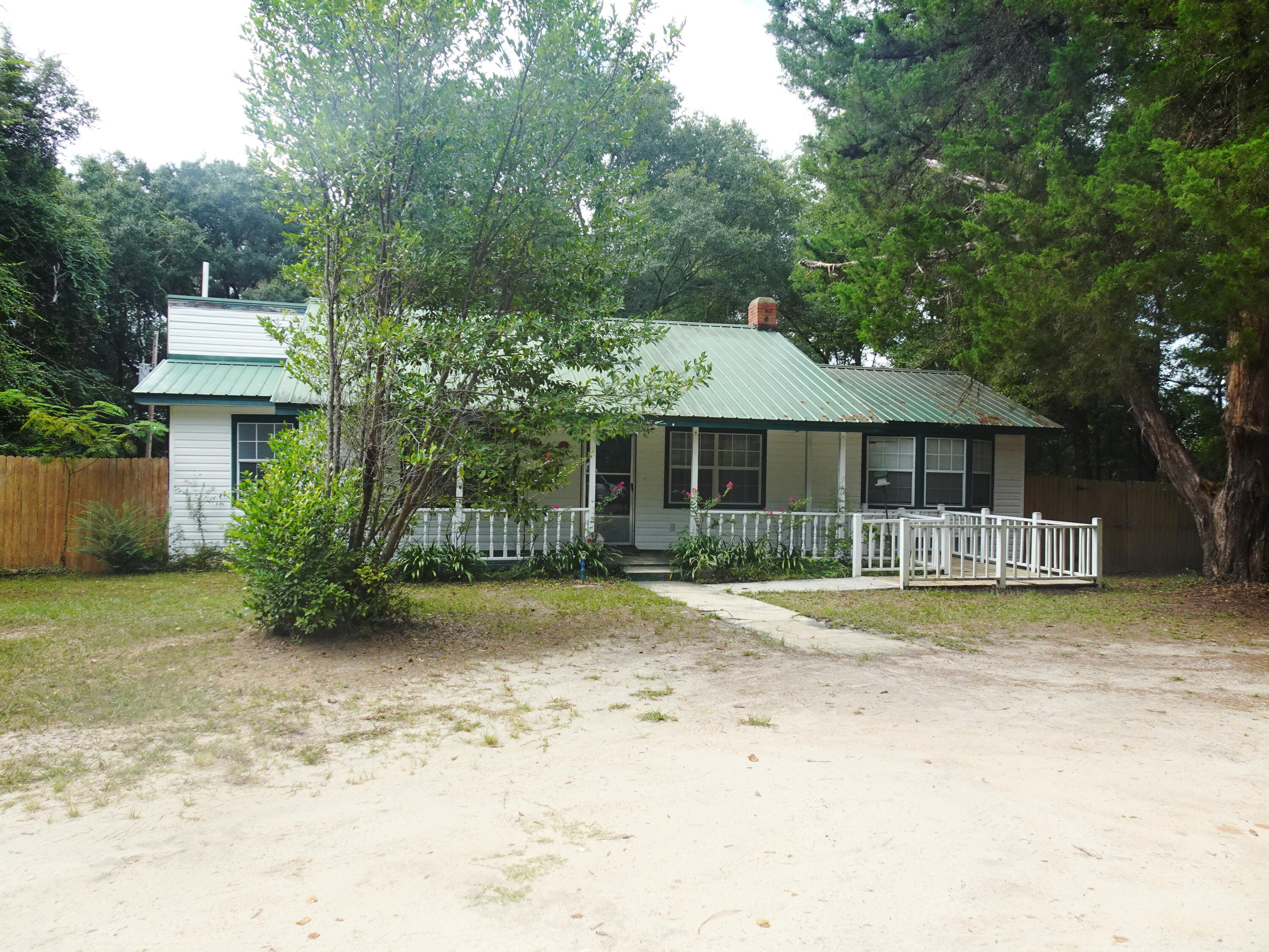 195 Heather Lane DeFuniak Springs, FL 32433 - Photo 2 of 20 a front view of a house with a garden