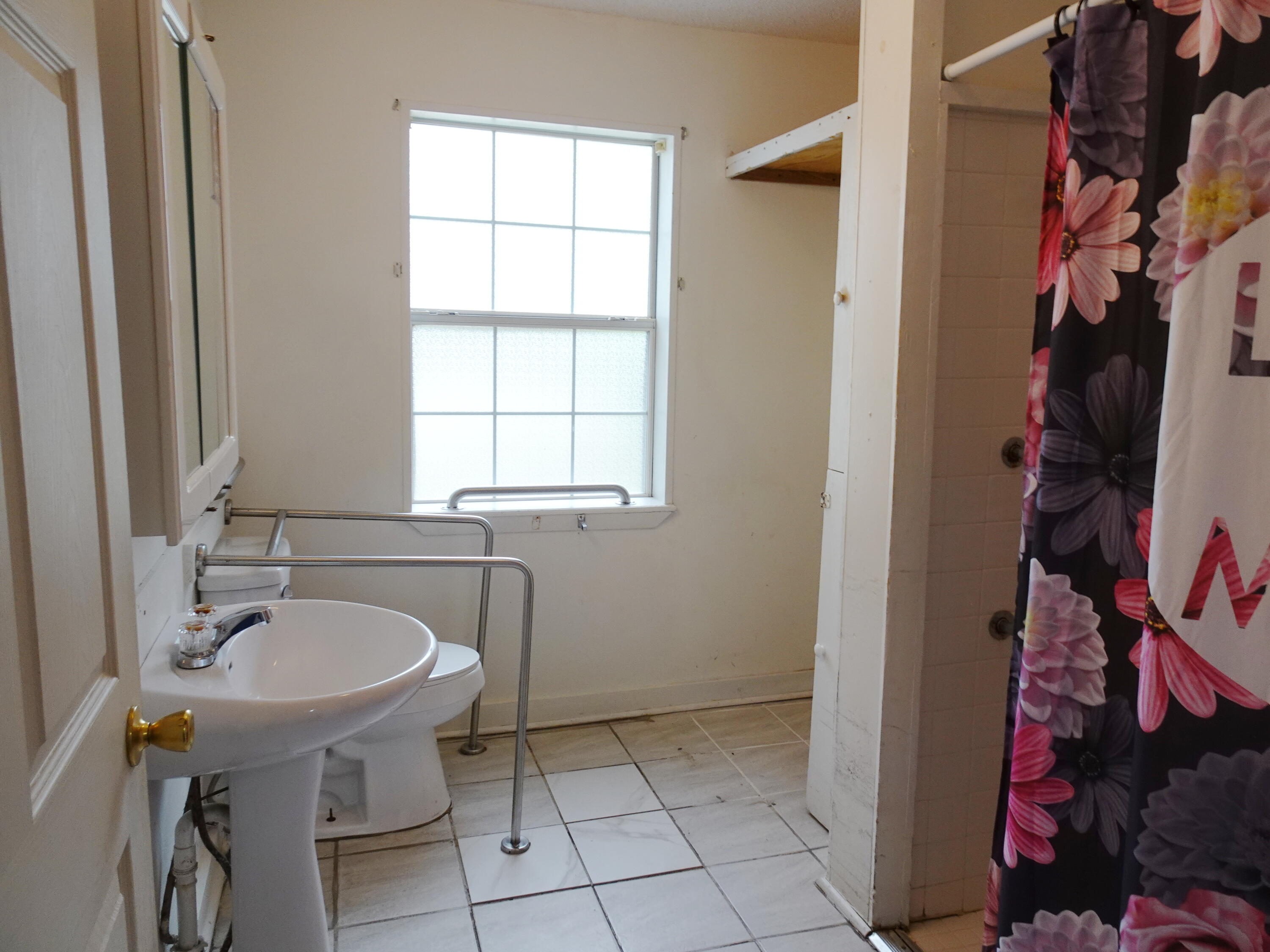 195 Heather Lane DeFuniak Springs, FL 32433 - Photo 7 of 20 a bathroom with a sink toilet and shower