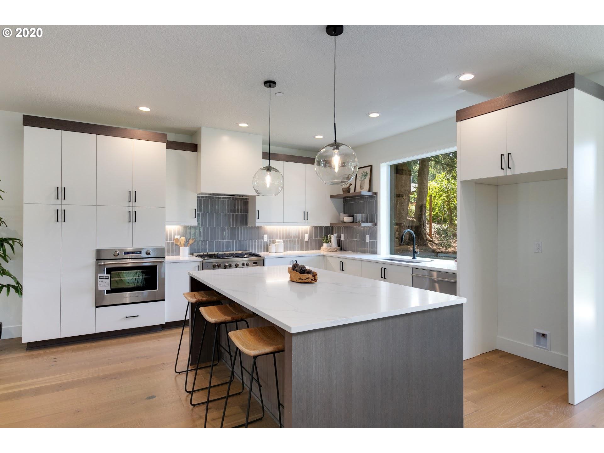 915 Southwest Maplecrest Court Portland, OR 97219 - Photo 2 of 32 Gallery Image 2