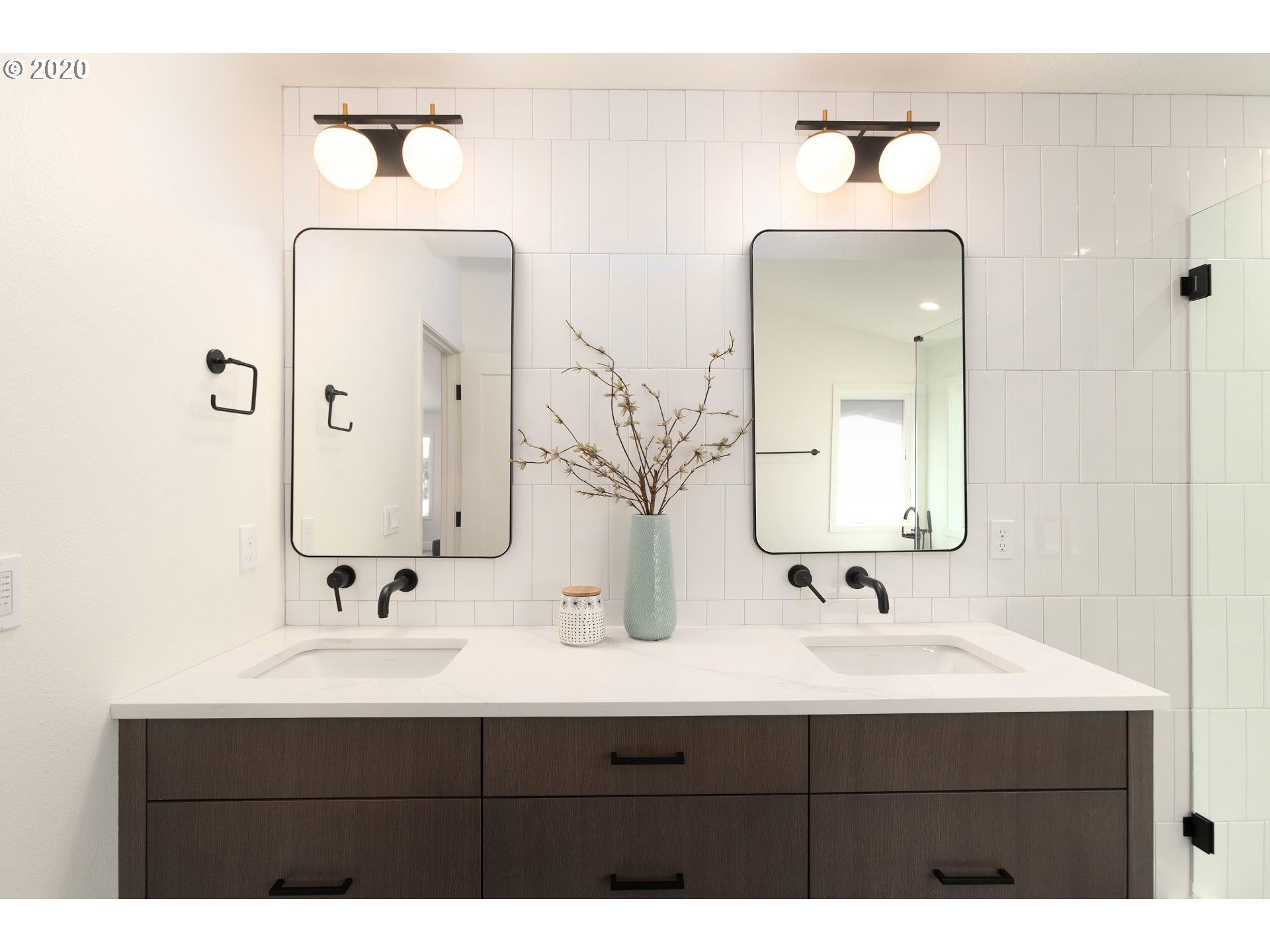 915 Southwest Maplecrest Court Portland, OR 97219 - Photo 14 of 32 Gallery Image 14