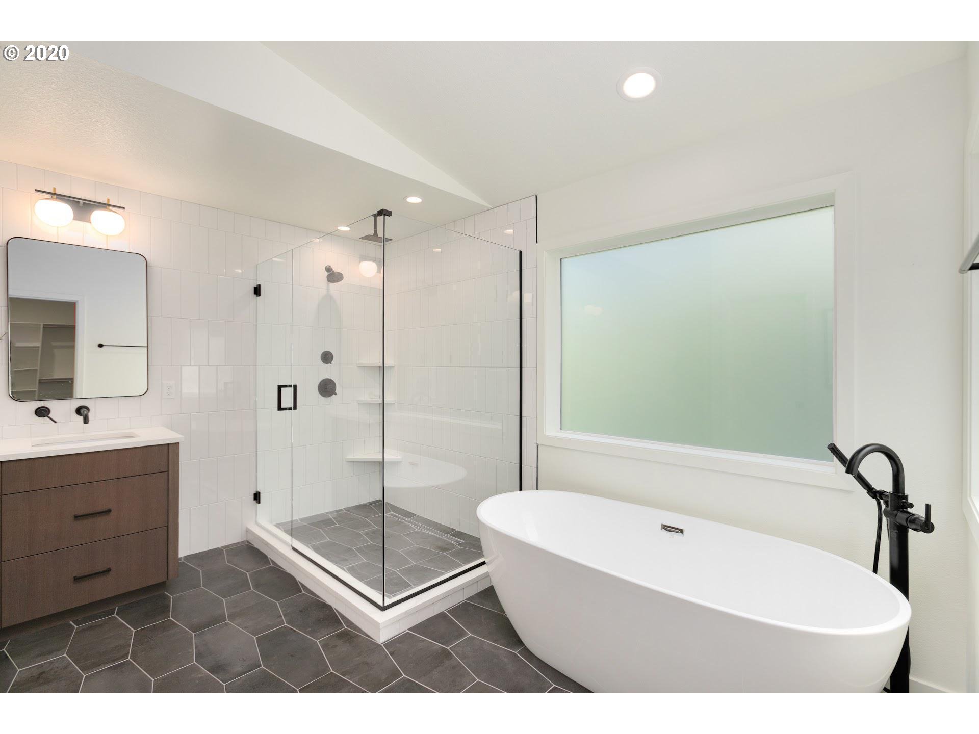 915 Southwest Maplecrest Court Portland, OR 97219 - Photo 15 of 32 Gallery Image 15
