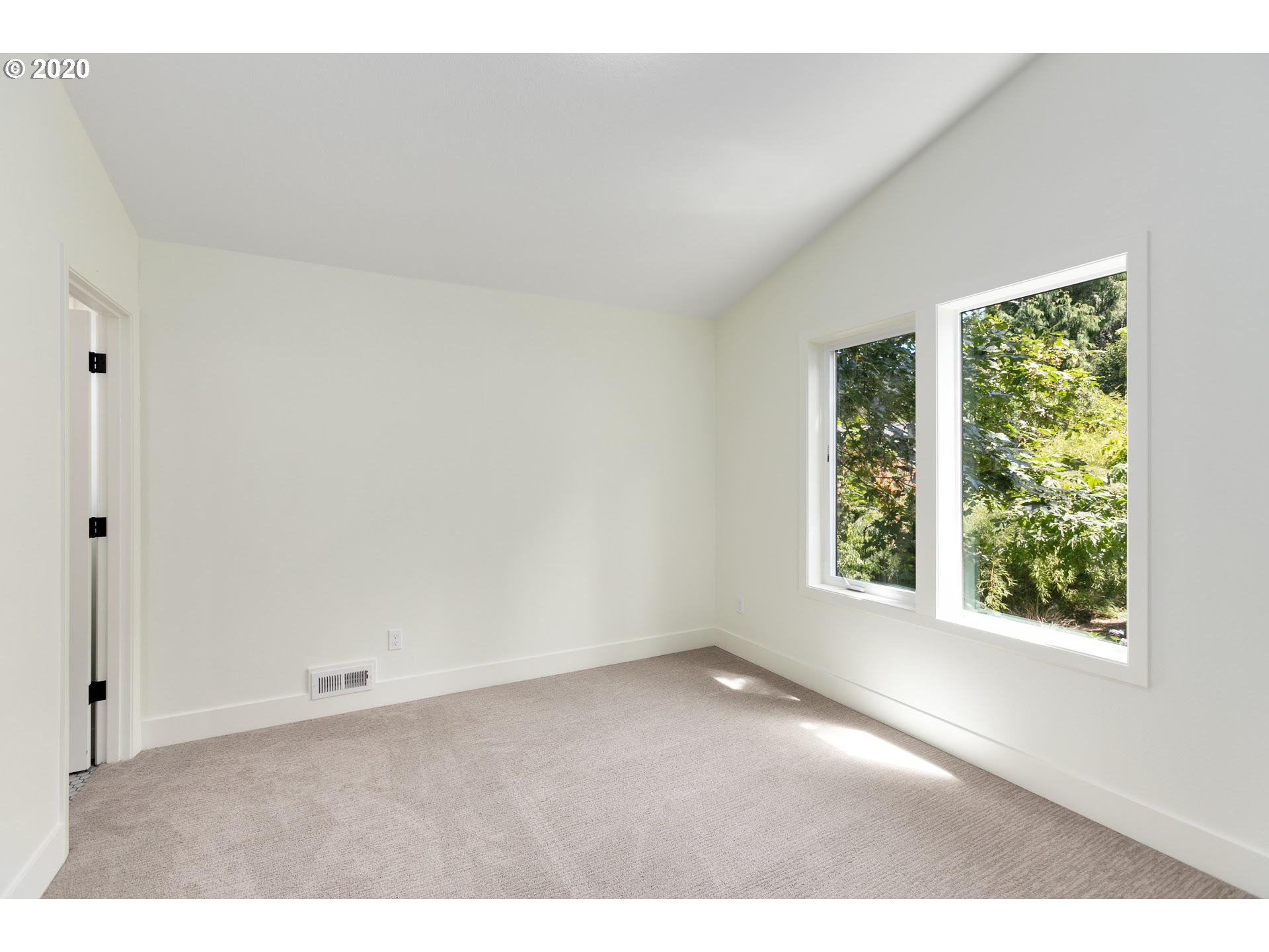 915 Southwest Maplecrest Court Portland, OR 97219 - Photo 17 of 32 Gallery Image 17