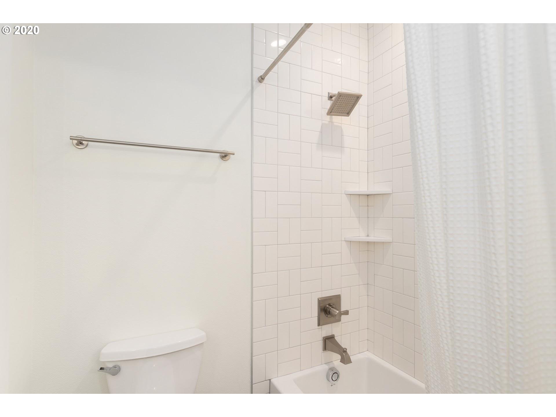 915 Southwest Maplecrest Court Portland, OR 97219 - Photo 22 of 32 Gallery Image 22