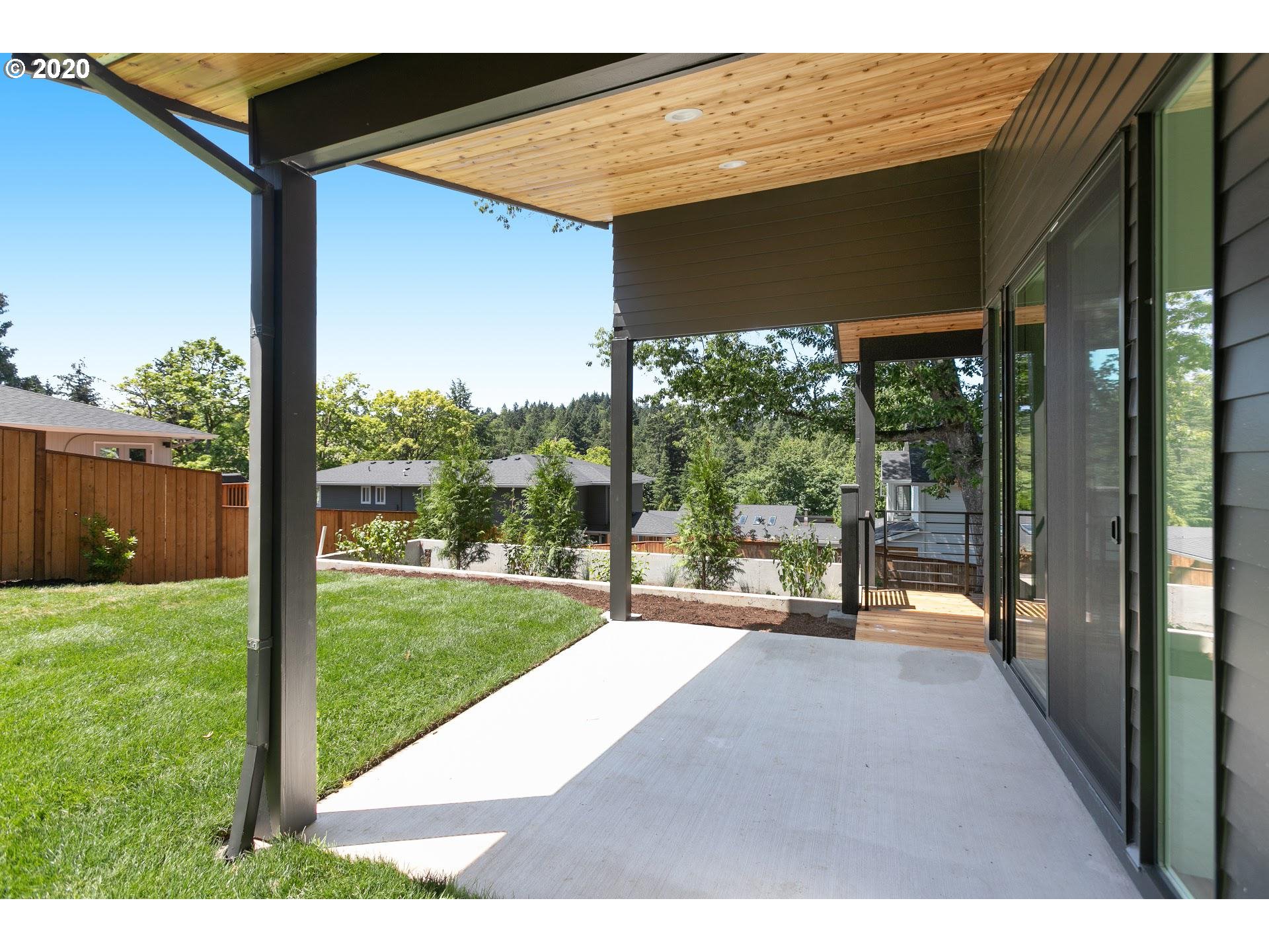 915 Southwest Maplecrest Court Portland, OR 97219 - Photo 25 of 32 Gallery Image 25