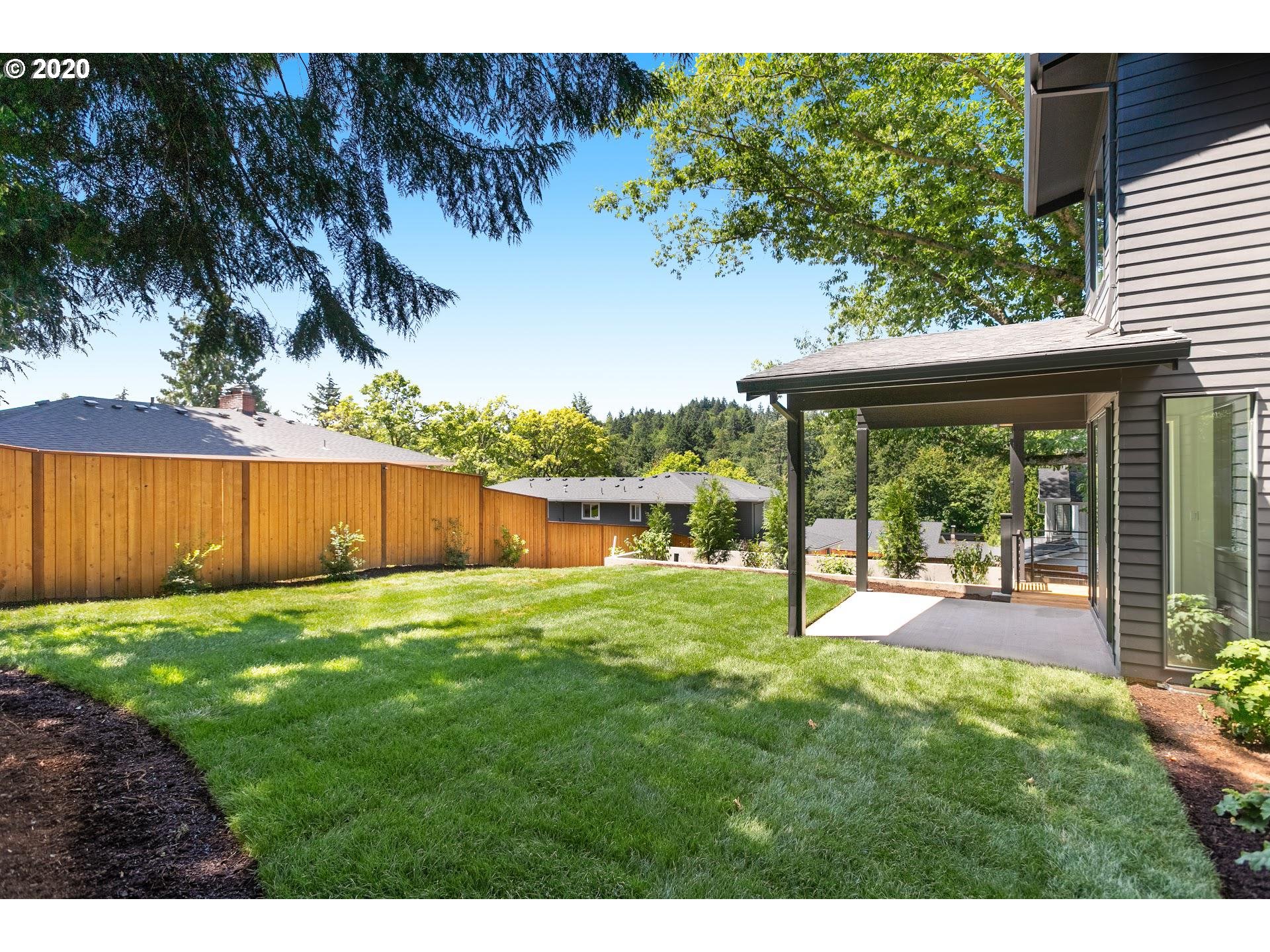 915 Southwest Maplecrest Court Portland, OR 97219 - Photo 26 of 32 Gallery Image 26
