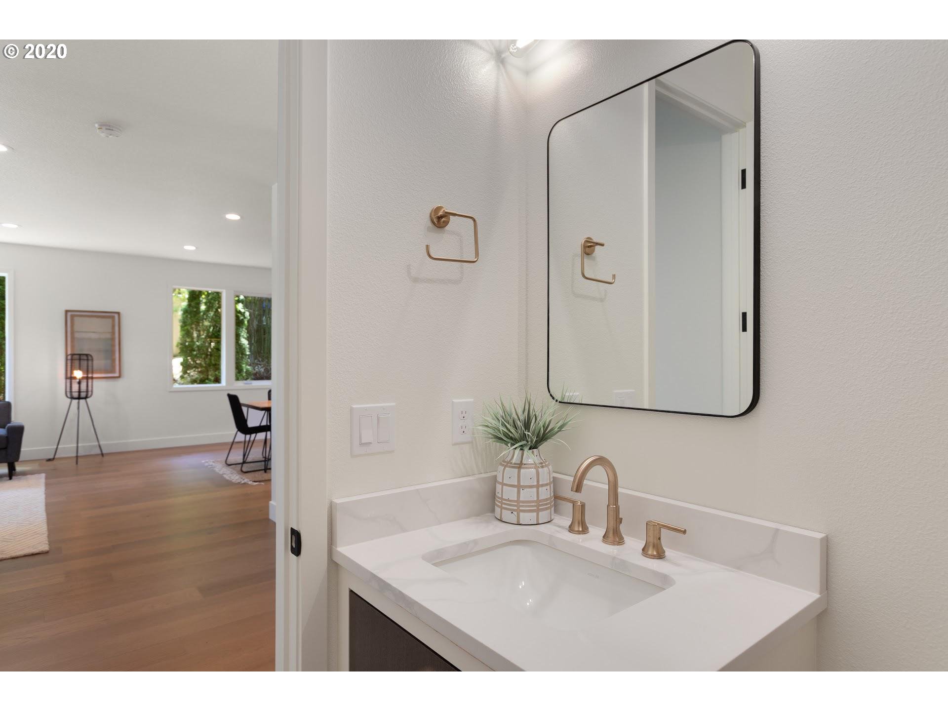 915 Southwest Maplecrest Court Portland, OR 97219 - Photo 7 of 32 Gallery Image 7
