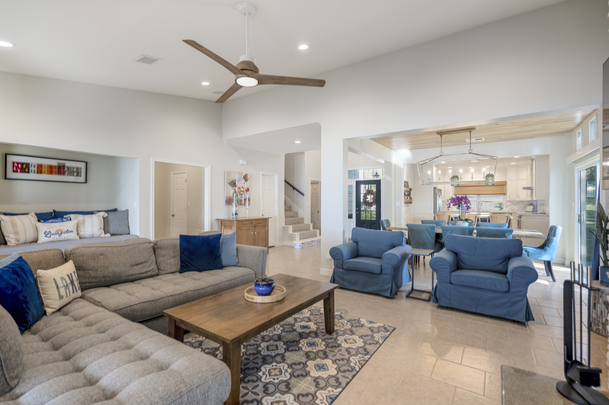 615 Inlet Drive Livingston, TX 77351 - Photo 12 of 50 a living room with furniture and a chandelier