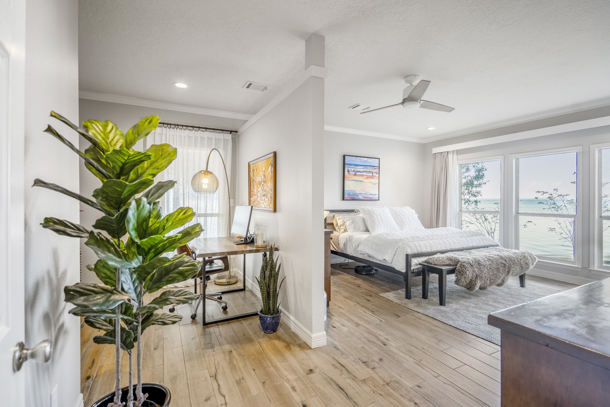 615 Inlet Drive Livingston, TX 77351 - Photo 21 of 50 a living room with furniture potted plant and a window