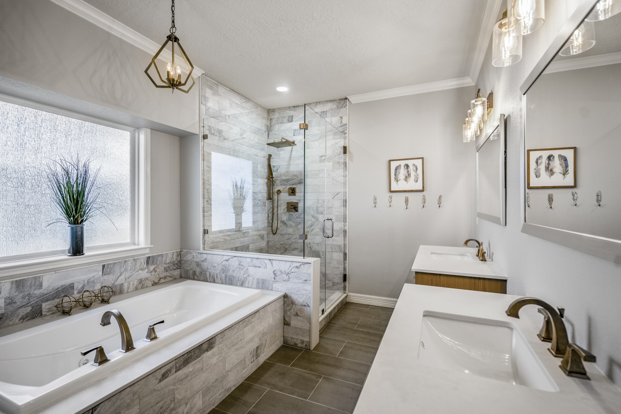 615 Inlet Drive Livingston, TX 77351 - Photo 25 of 50 a bathroom with a tub sink and a mirror